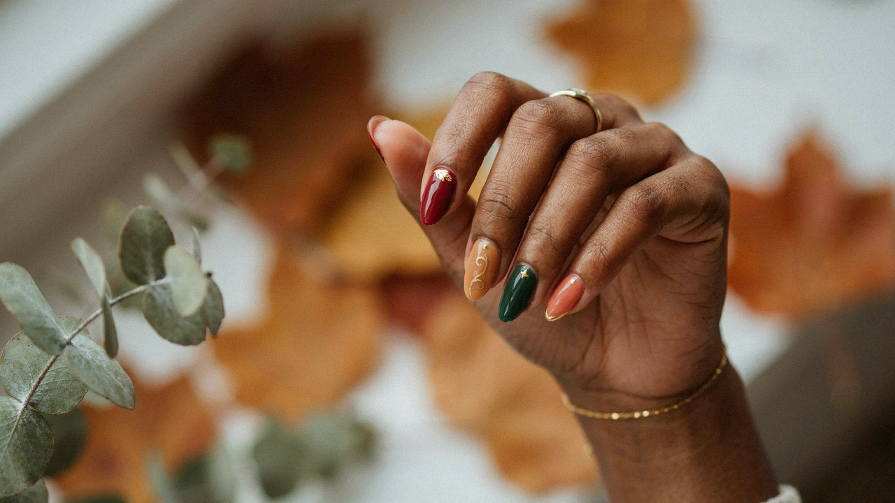 13 Almond Fall Nail Ideas That Look Elegant and Trendy 1 A woman’s hand featuring elegant and trendy almond fall nail ideas.