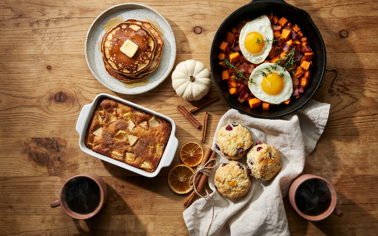 10 Cozy Fall Breakfast Ideas for Weekend Mornings 1 A weekend table of cozy fall breakfast ideas: pumpkin pancakes, baked oatmeal, scones and a skillet hash in morning light
